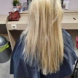 Vorher-Bild der Frisur einer blonden Kundin